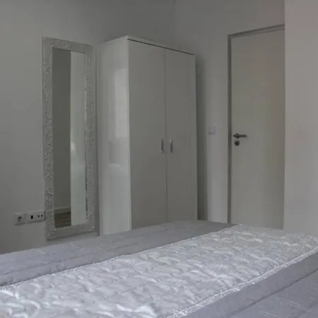 Sunday Lovers - Fb - 96